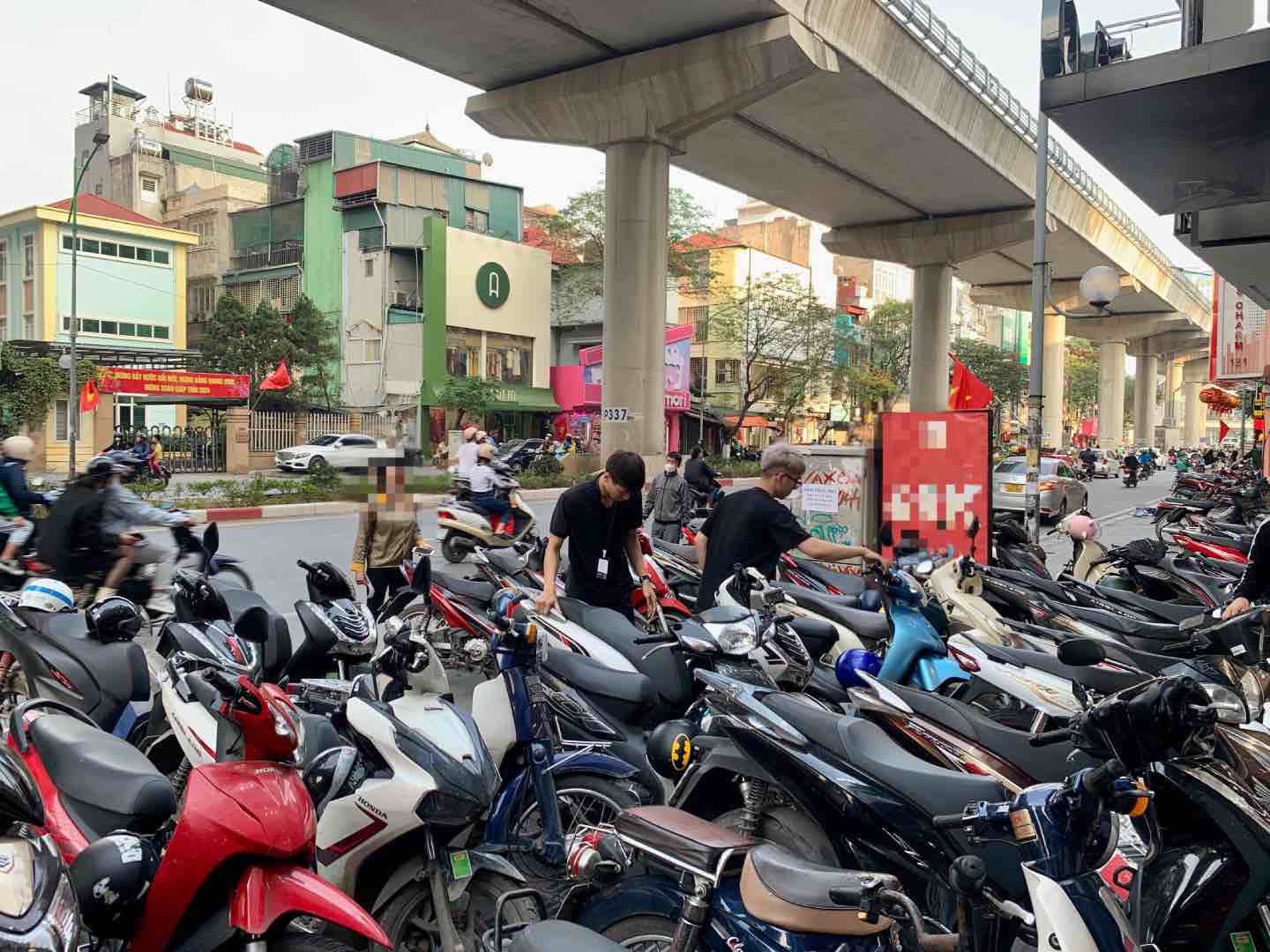 Bảo vệ tại các cửa hàng phải liên tục điều chỉnh phương tiện để người dân lưu thông. Ảnh: Nhật Minh