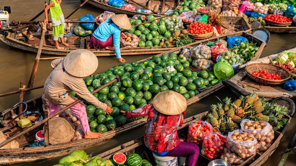 Đi chợ nổi Cái Răng  Một trong những chợ nổi lớn nhất miền Tây, Cái Răng chỉ cách trung tâm TP Cần Thơ khoảng 6 km. Đây là nơi người dân buôn bán, trao đổi hàng hóa, nông sản và cũng là điểm đến hấp dẫn du khách quốc tế. Đi thật sớm và du khách sẽ được tận hưởng sư khác biệt và thậm chí là ăn được nhiều món ngon ngay trên thuyền.