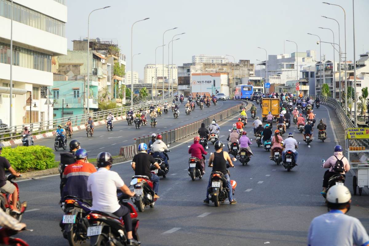 Tương tự, đoạn qua cầu Chà Và - nối Quận 8 với Quận 5 cũng trong tình trạng giao thông thuận lợi. Đây là một trong những điểm đen giao thông trong thời gian qua tại TPHCM, thường xuyên xảy ra tình trạng ùn ứ, kẹt xe.