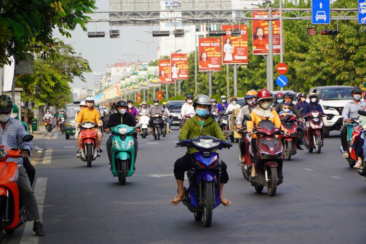 Trong khi đó, tại cửa ngõ Tây Bắc thành phố, đường Cộng Hòa hướng về trung tâm thành phố ghi nhận lượng phương tiện tham gia giao thông khá đông, tuy nhiên không xảy ra tình trạng kẹt xe.