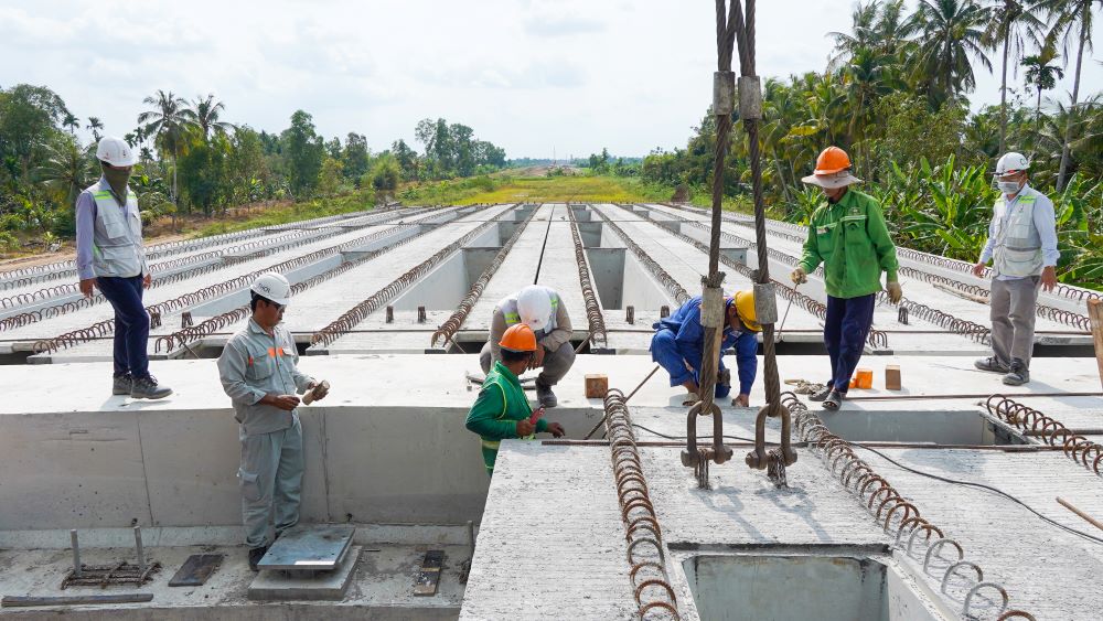 Do thiếu cát, công nhân phải thi công phần cầu. Ảnh: Tạ Quang