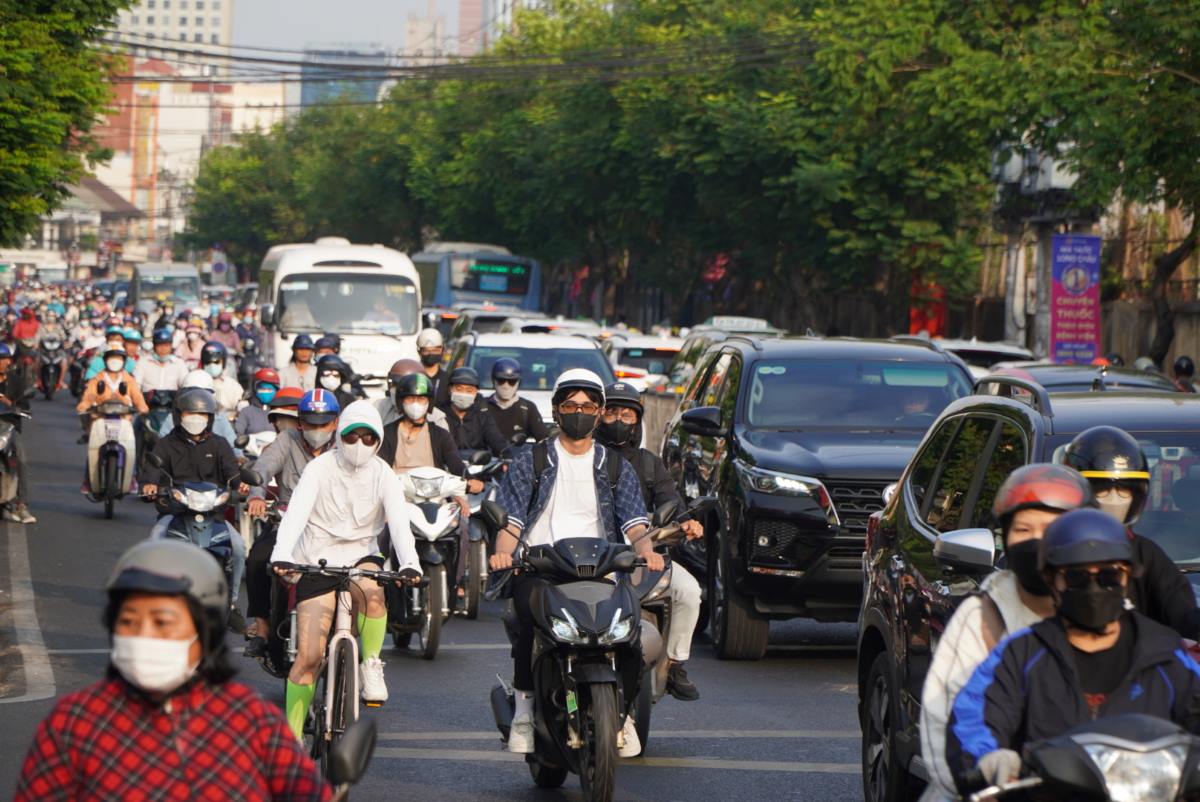 Ghi nhận của Lao Động, sáng ngày 21.2 tại nhiều tuyến đường ở TPHCM đang rơi vào tình trạng ùn ứ, kẹt xe.