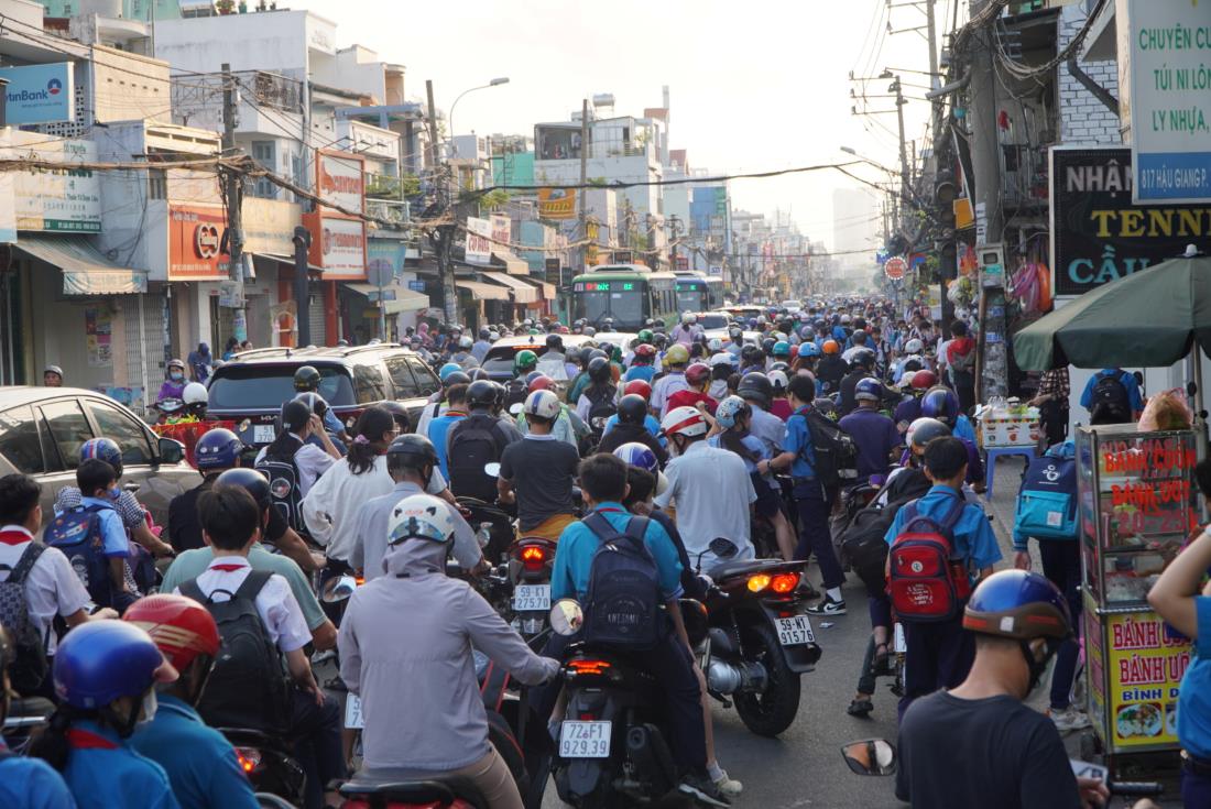 Phương tiện di chuyển khó khăn trên đường Hậu Giang (Quận 6) đoạn qua cổng một trường THCS đóng trên đường này.