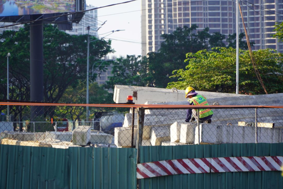 Sáng 22.2, tại công trình nhiều công nhân đang tích cực làm việc. Trước đó,  đẩy nhanh tiến độ, đảm bảo đúng kế hoạch đã đề ra, dự án đã được thi công xuyên Tết để sớm thông xe nhánh hầm HC2 trước ngày 30.6.2024 và thông xe nhánh hầm HC1 trước ngày 31.12.2024.