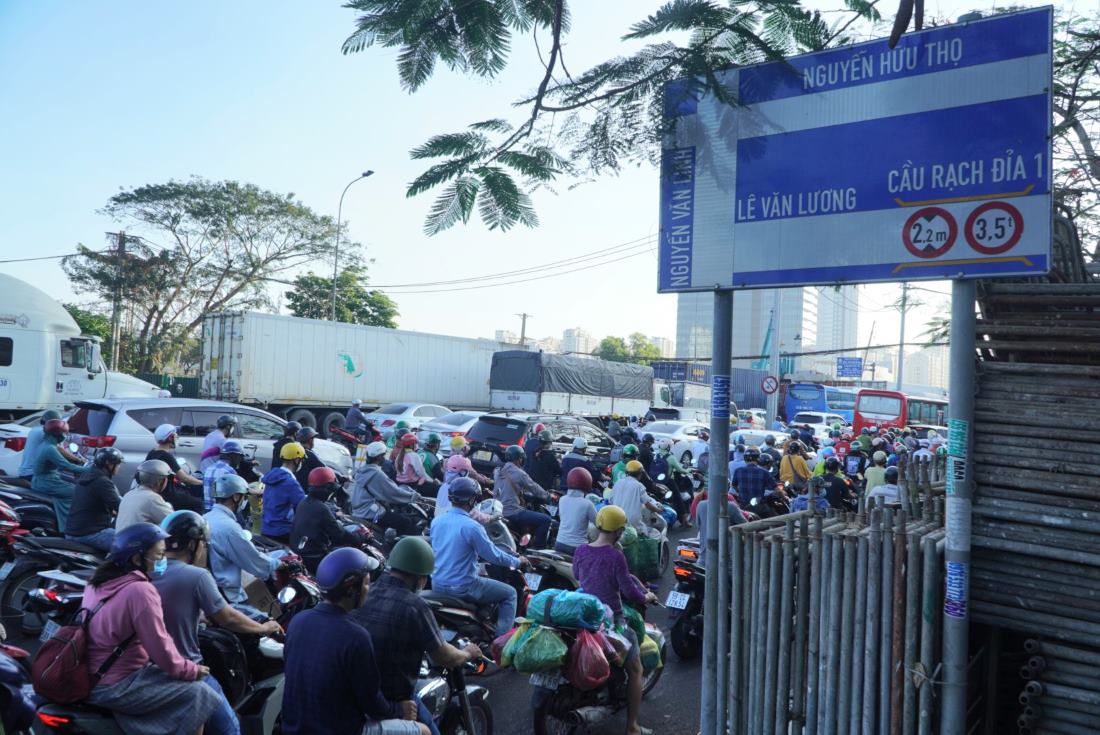 Trước đó, từ ngày 7.2, nút giao này đã được rào chắn toàn bộ, đóng nút giao để thi công các đốt hầm kín.