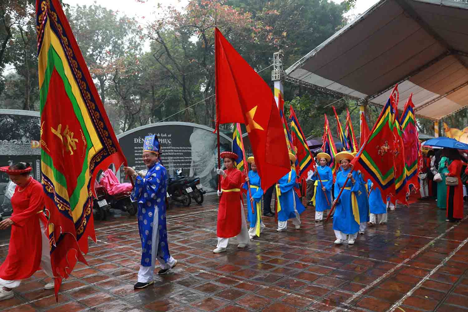 Lễ hội truyền thống tại đền Voi Phục. Ảnh: Phạm Đông