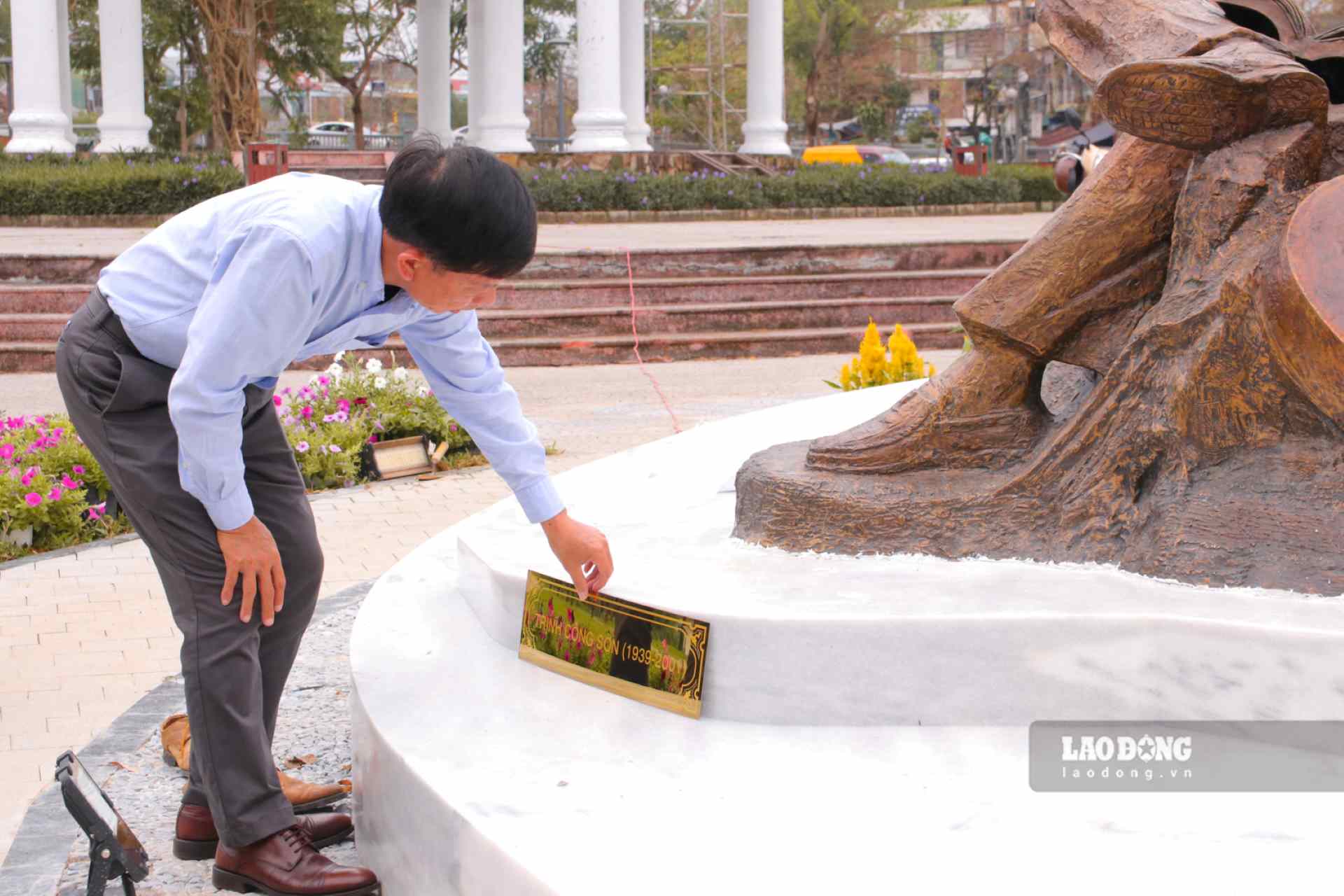 Trước thời điểm khánh thành bức tượng của cố nhạc sĩ, nhiều người dân, du khách đã đến chiêm ngưỡng và hết lời khen ngợi tượng đồng Trịnh Công Sơn.