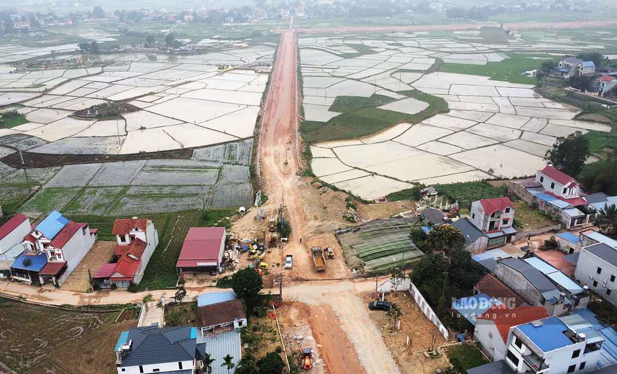 Thi công tuyến đường nghìn tỉ liên kết vùng. Ảnh: Việt Bắc