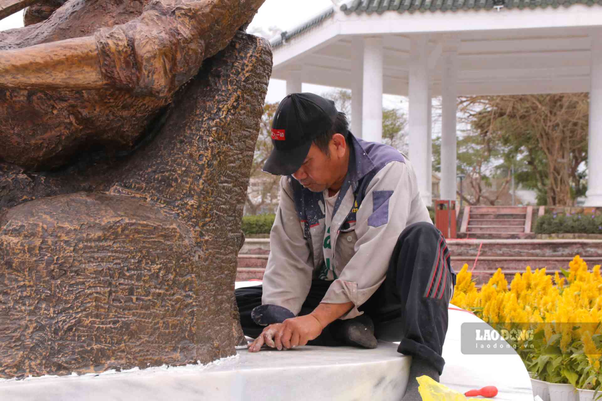 Bệ tượng bằng đá granite màu đen, cao 30cm, chiều ngang sẽ căn cứ theo chu vi thi công tại vị trí đặt do kiến trúc sư Hồ Viết Vinh thực hiện.