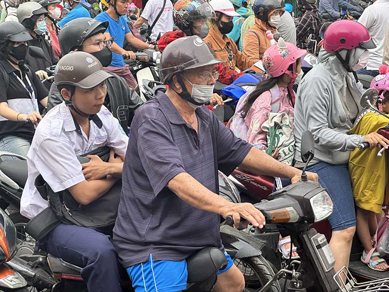 Ông Lê Huỳnh Hùng (ngụ xã Bình Hưng, huyện Bình Chánh) cho biết: “Đoạn đường này thường xuyên kẹt cứng như thế này khi nhiều phương tiện lớn rẽ trái vào đường số 4 trong giờ cao điểm. Cộng thêm việc khu vực này có nhiều trường học nên lượng phương tiện vào buổi sáng lúc nào cũng đông“.