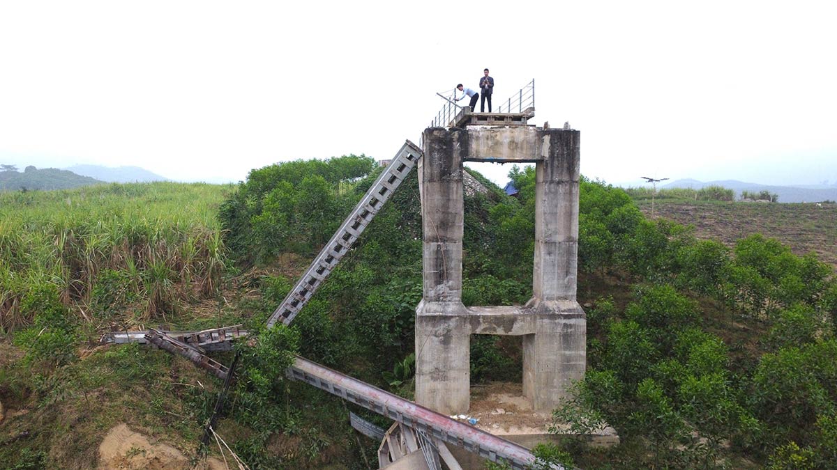 Phần trụ cầu trơ trọi sau khi hầu hết cây cầu đã sụp đổ. Ảnh: Quang Đại