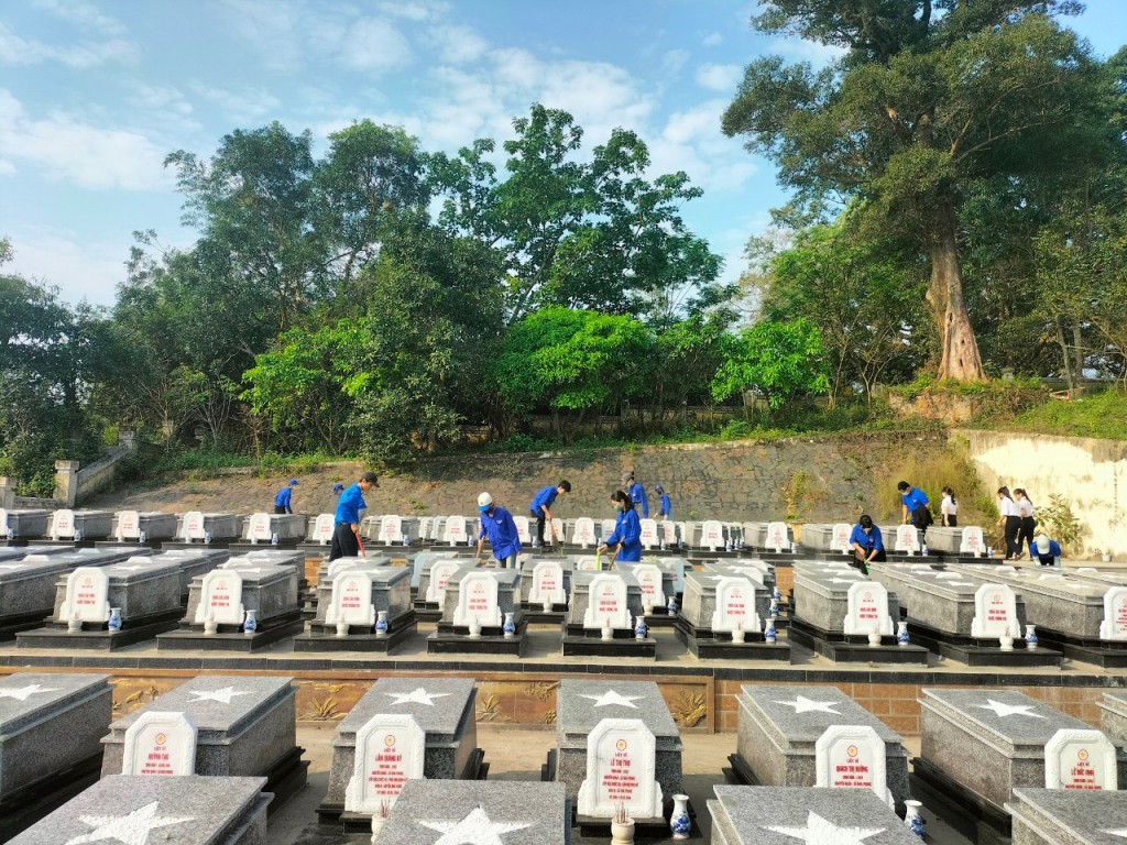 Đoàn viên thanh niên tham gia ngày cao điểm “Tình nguyện chung tay xây dựng nông thôn mới” và “Ngày chủ nhật xanh”