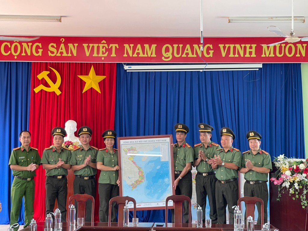 Nghĩa tình biên giới, biển đảo