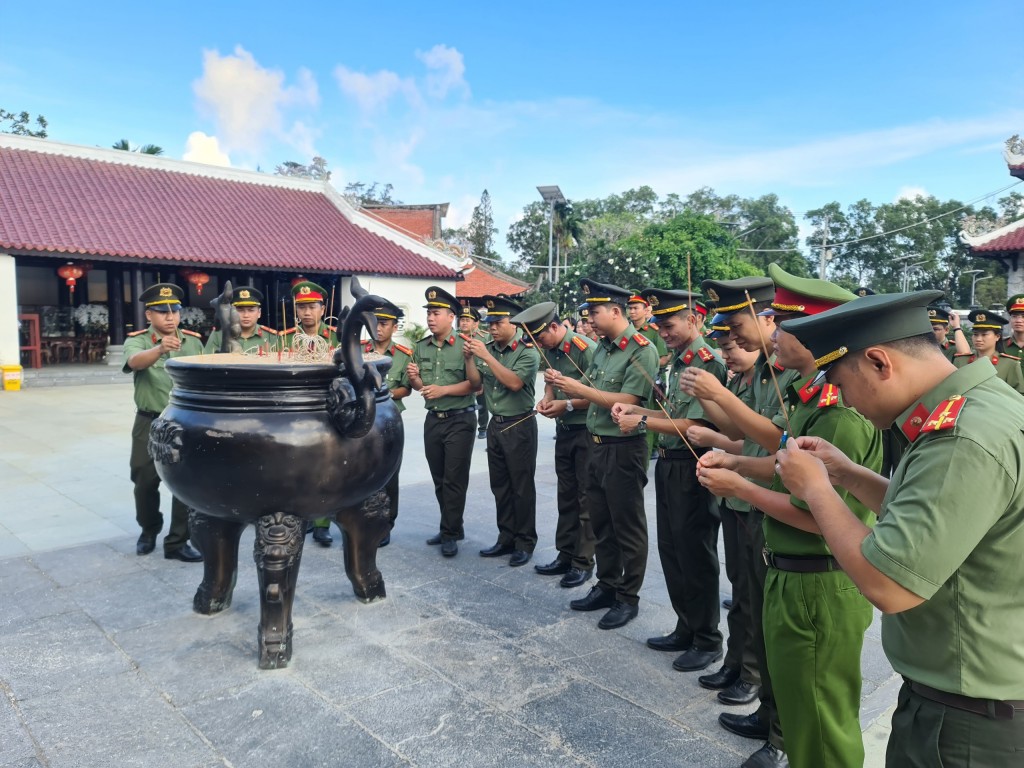 Nghĩa tình biên giới, biển đảo