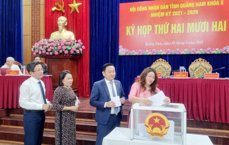 100 đại biểu HĐND tỉnh thống nhất bầu ông Trần Nam Hưng giữa chức Phó Chủ tịch UBND tỉnh Quảng Nam. Ảnh Hoàng Bin