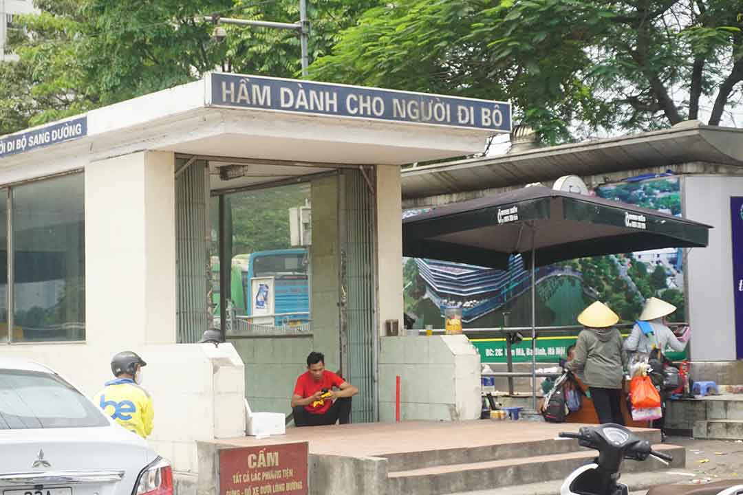 Người dân tránh nắng tại hầm dành cho người đi bộ. Ảnh: Nhật Minh