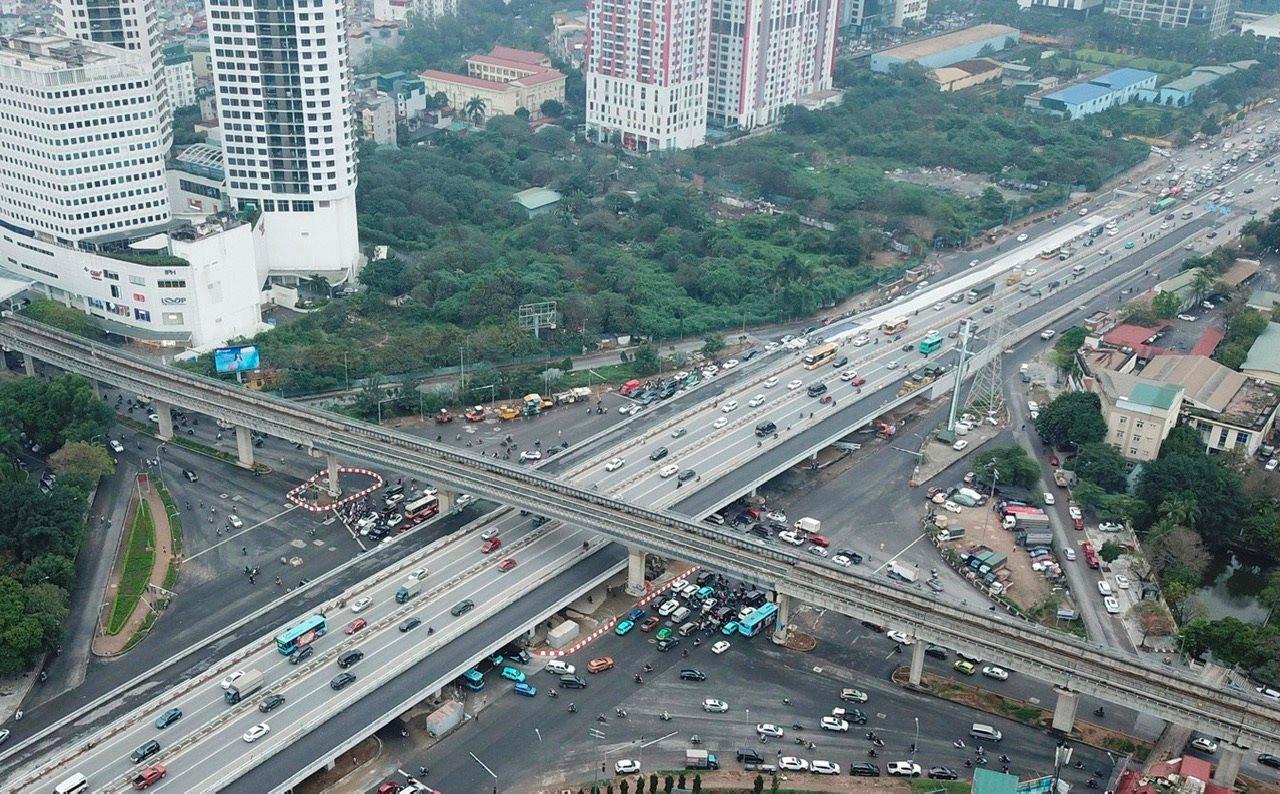 2 đơn nguyên cầu đô thị tại nút giao Mai Dịch đã hoàn thành, đưa vào khai thác từ ngày 6-5. Ảnh: Minh Hiền