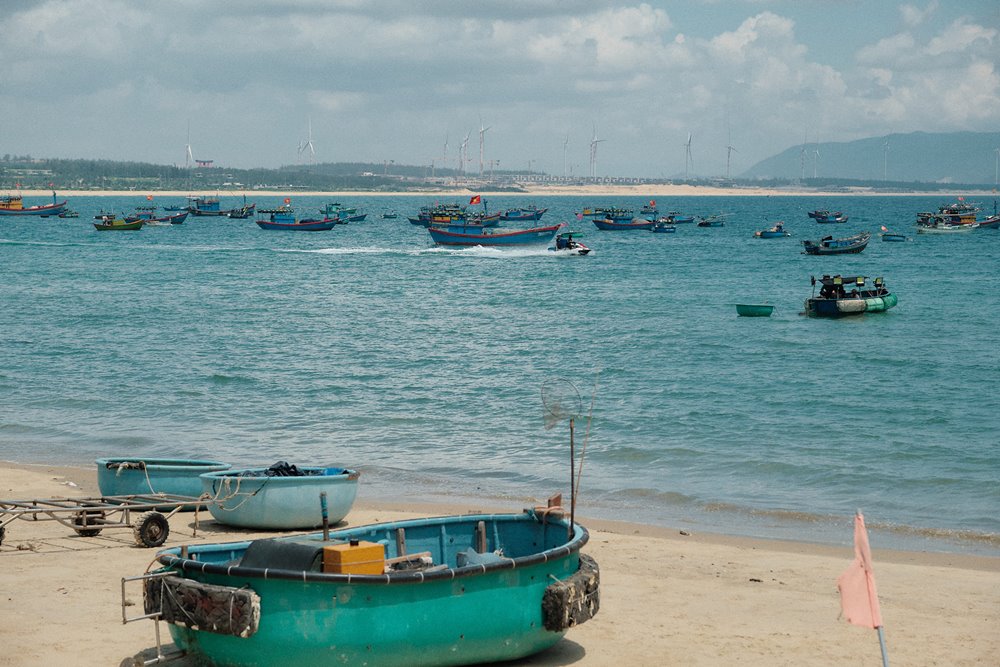 Nhơn Lý là một làng chài nằm ở bán đảo Phương Mai, cách trung tâm thành phố Quy Nhơn (Bình Định) khoảng 30km. Cách di chuyển rất đơn giản, từ hướng cầu Thị Nại sang bán đảo Phương Mai chạy dọc theo quốc lộ 19B và rẽ trái tại bùng binh. Tiếp theo, rẽ phải vào xã Nhơn Lý chảy thẳng tới một khu resort rồi rẽ trái sẽ tới làng chài.