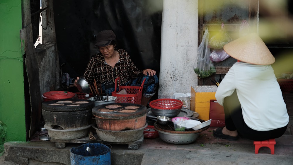 Mặc dù diện mạo của làng chài Nhơn Lý thay đổi nhiều vài năm gần đây, và tốc độ du lịch phát triển, các dịch vụ ngày một nhiều để đón khách. Một ngày lang thang các góc nhỏ ở nơi này du khách vẫn nhận ra hơi thở cuộc sống ở chính con người Nhơn Lý, những hàng quán địa phương hay những con thuyền vẫn lênh đênh kéo lưới ngoài khơi.