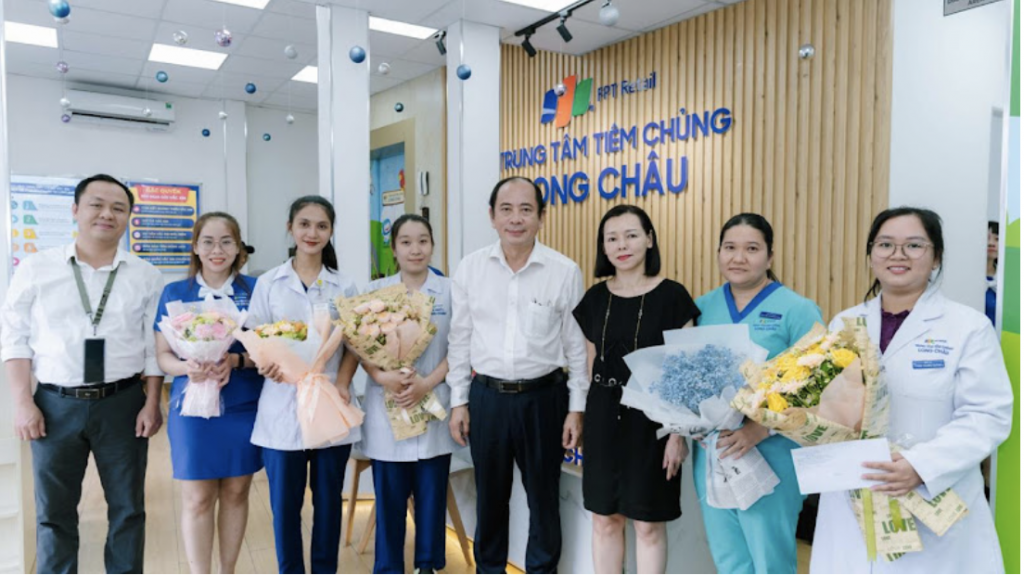 PGS.TS.BS Tăng Chí Thượng - Giám đốc Sở Y tế TP Hồ Chí Minh tặng hoa chúc mừng ê-kíp y, bác sĩ của Nhà thuốc và Trung tâm tiêm chủng Long Châu tại địa chỉ số 203 đường 3/2, Phường 11, Quận 10 đã phối hợp cấp cứu sốc phản vệ thành công cho người bệnh