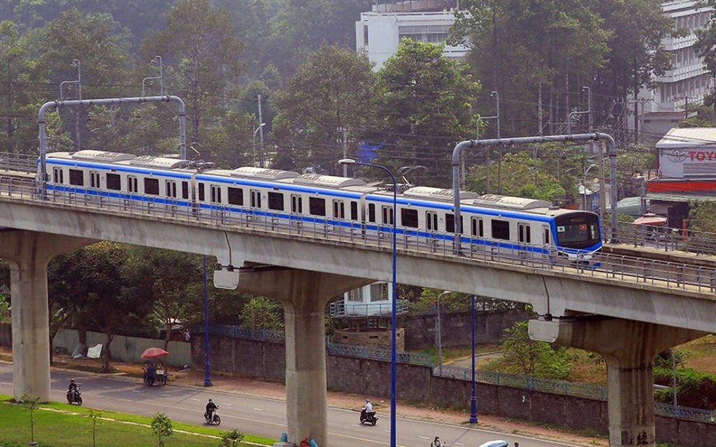 Tuyến metro vận hành tạo thuận lợi cho người dân, góp phần thúc đẩy phát triển kinh tế khu vực. (Ảnh: Châu Tuấn)