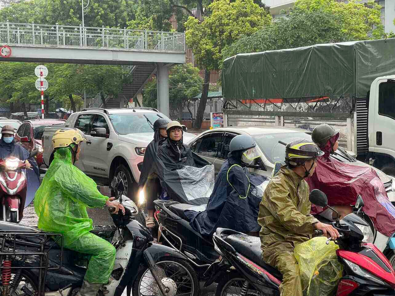 Thời điểm 9h15, đường Võ Chí Công (quận Bắc Từ Liêm) vẫn khá đông phương tiện, người dân khó khăn trong việc di chuyển. Ảnh: Lâm Phú