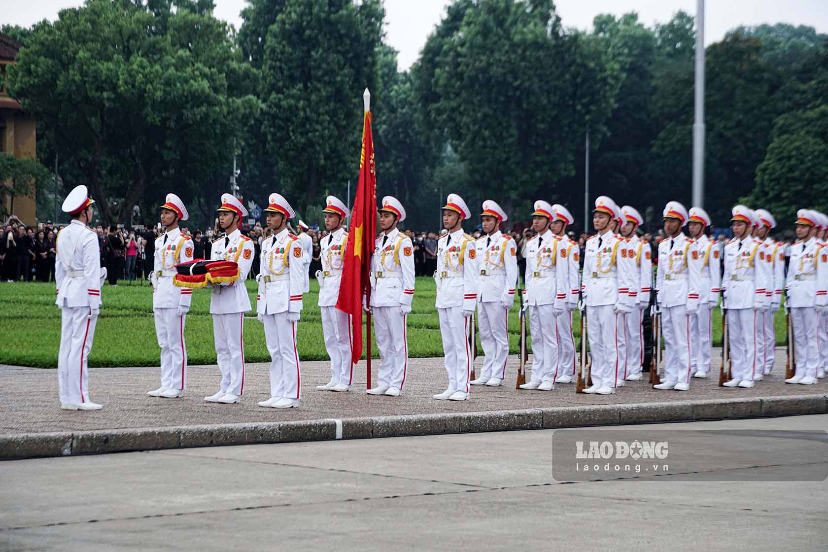 Tiêu binh Đoàn 275, Bộ Tư lệnh Lăng Chủ tịch Hồ Chí Minh bắt đầu xuất phát từ phía sau Lăng Chủ tịch.