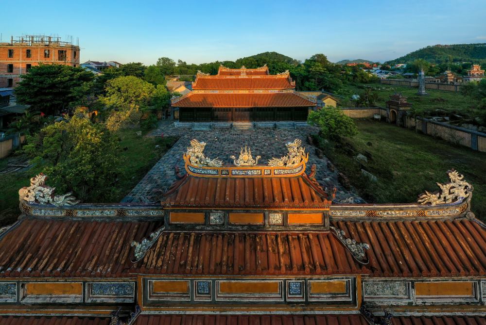 Lăng gồm hai khu vực: Điện Long Ân và lăng mộ vua cùng Hoàng hậu. Khu vực lăng mộ hình chữ nhật, có diện tích 3.445m2, bên trong không có Bi Đình và tượng đá như các lăng vua khác.