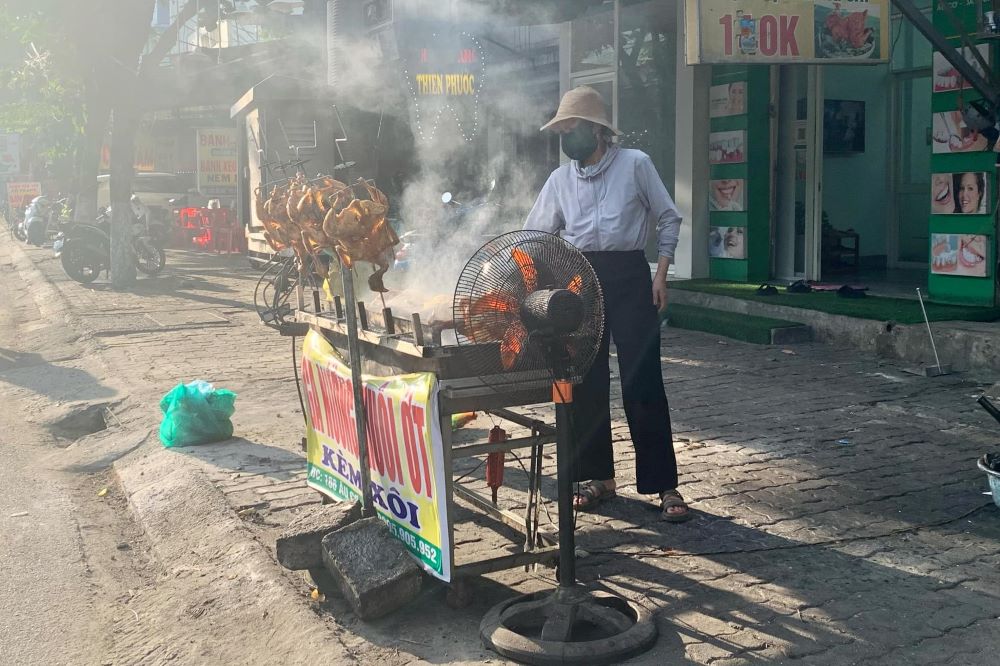 Quán nướng vỉa hè tại Đà Nẵng khói mịt mù ảnh hưởng tới môi trường sống. Ảnh: Trần Thi