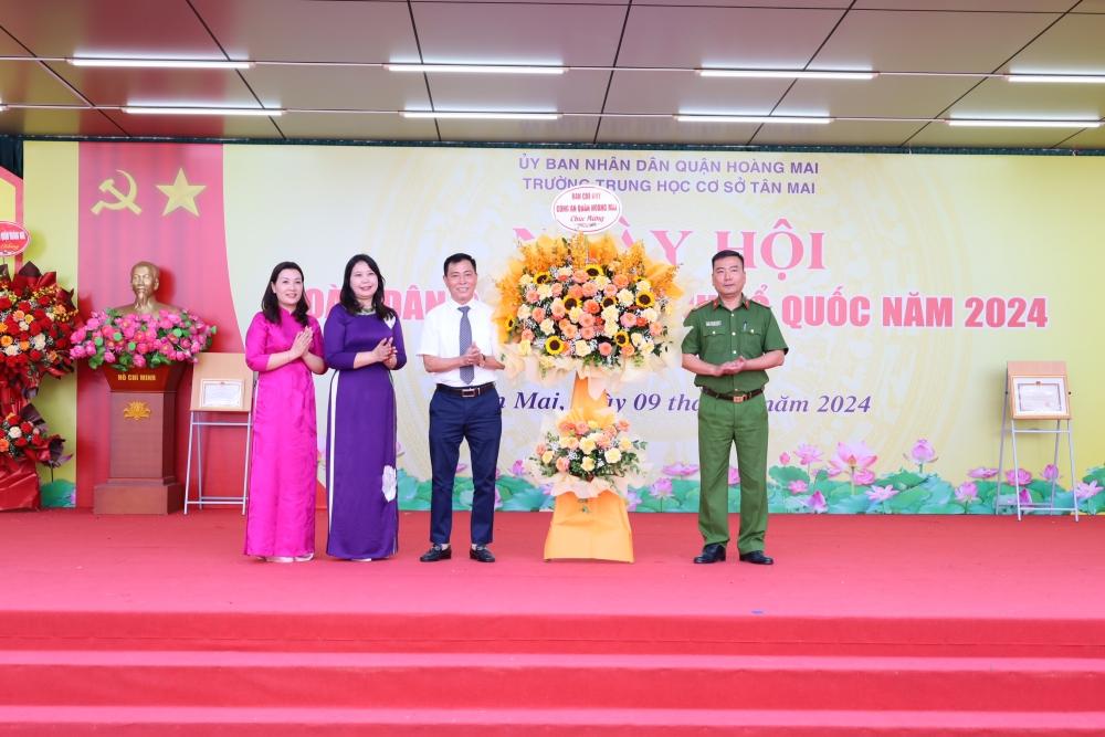 Đại diện Chỉ huy Công an quận Hoàng Mai chúc mừng ngày hội