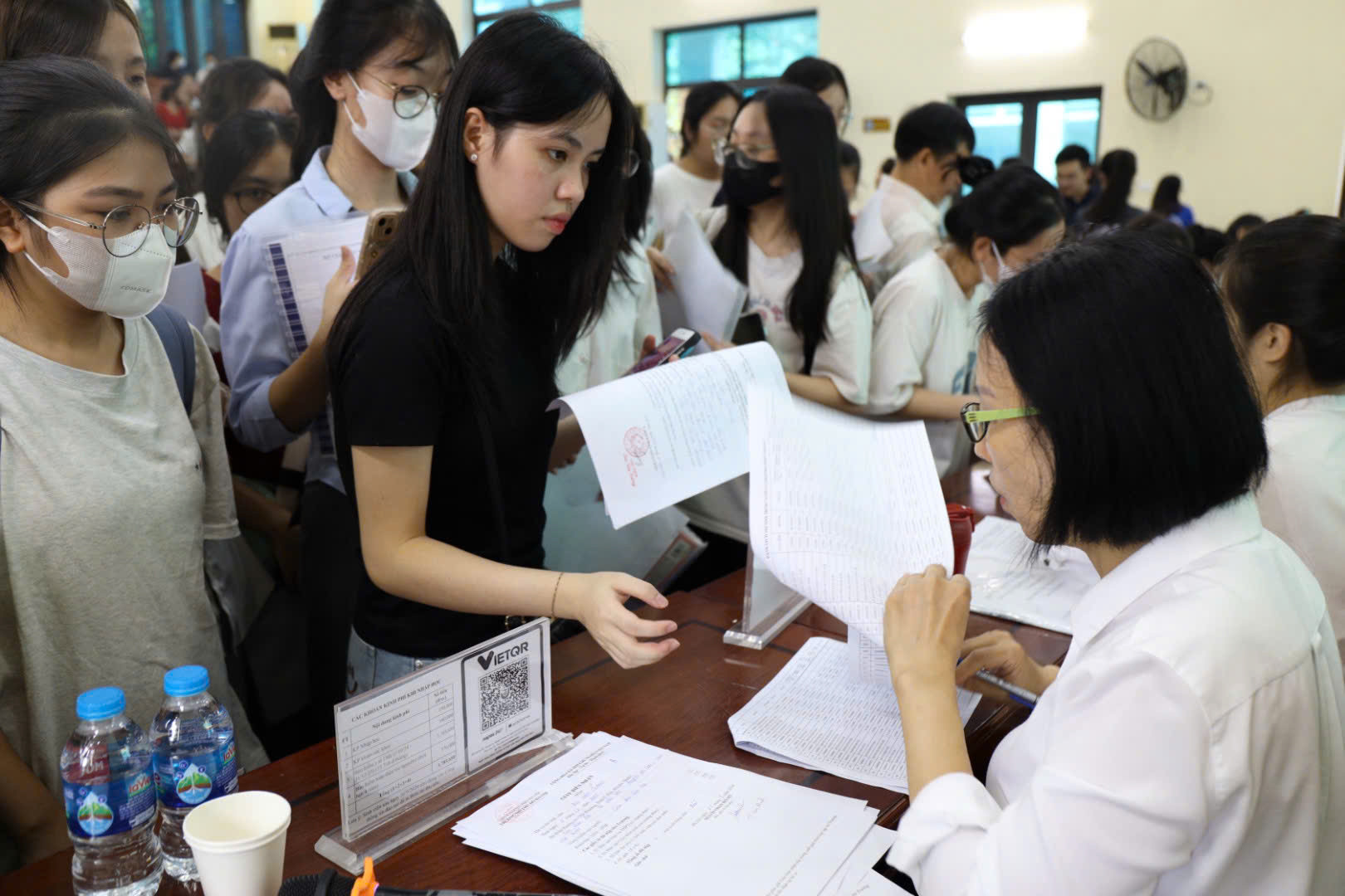 Các tân sinh viên làm thủ tục nhập học tại Trường Đại học Thủ đô Hà Nội sáng 23-8. Ảnh: CTV