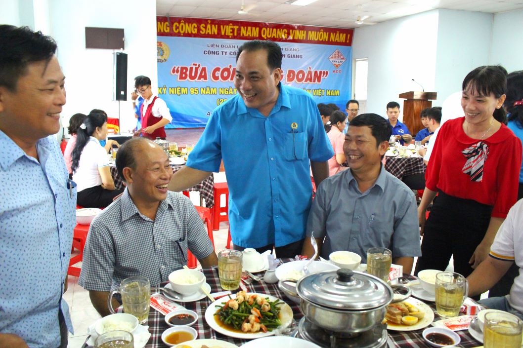 ông Tô Minh Lắm -  Ủy viên Ban Thường vụ Liên đoàn Lao động tỉnh An Giang chung vui với đoàn viên, người lao động tại Bữa cơm Công đoàn. Ảnh: Thanh Mai