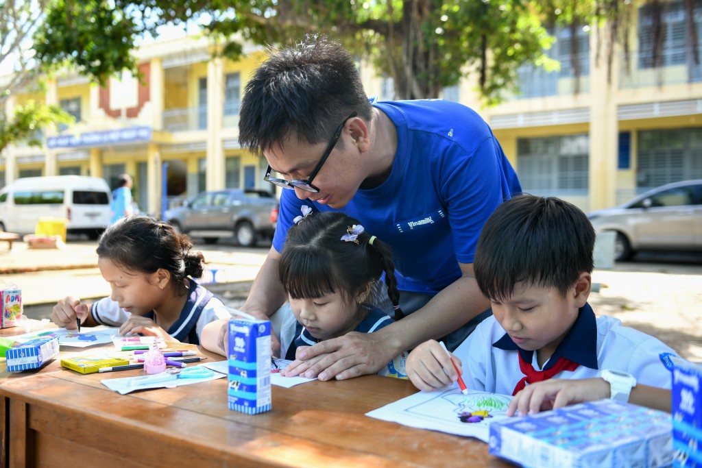 Trong ngày khai giảng các em được tham gia nhiều hoạt động vui chơi, sáng tạo do các nhân viên Vinamilk tổ chức