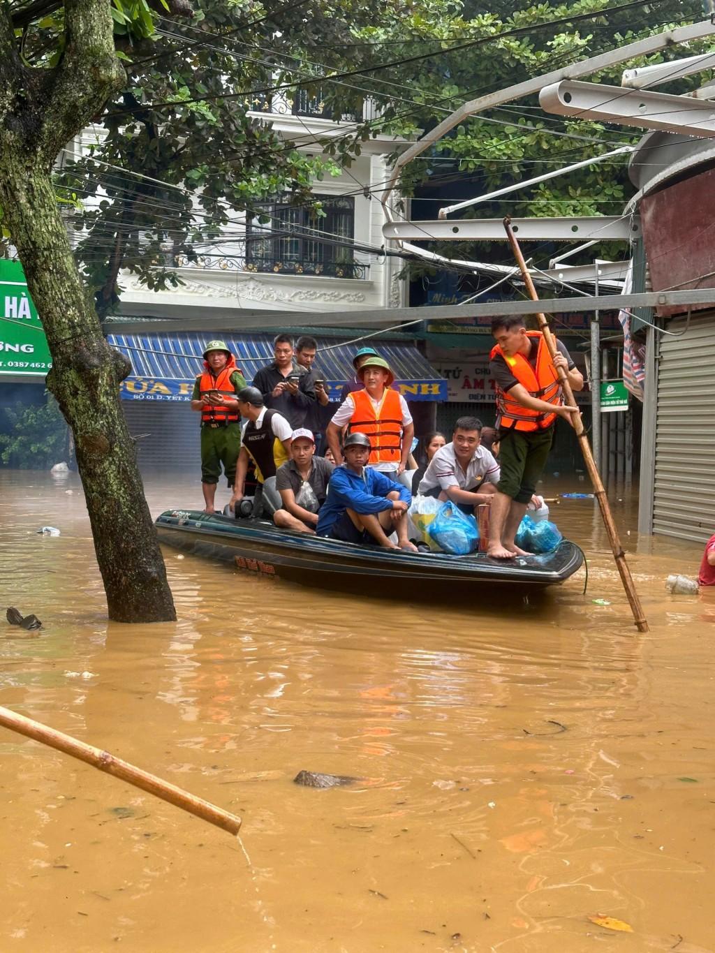 Lao vào lũ dữ cứu người: Những tấm lòng vàng giữa thiên tai