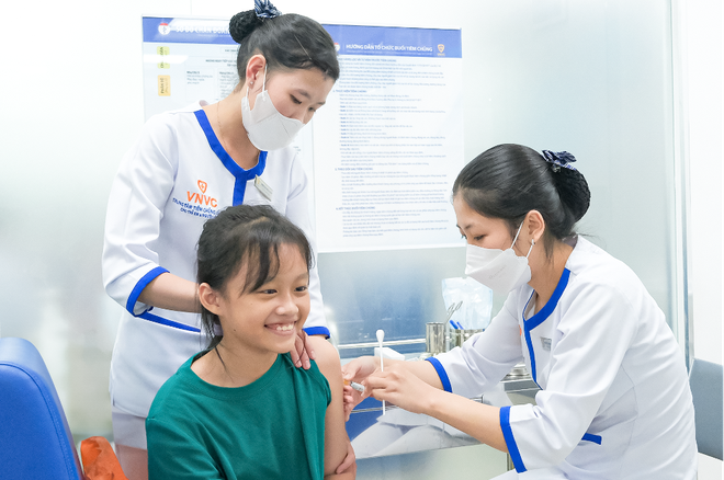Nhiều phụ huynh chủ động đưa trẻ đi tiêm phòng vaccine sốt xuất huyết để tránh các biến chứng nguy hiểm.
