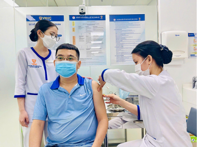 Người lớn tăng cường tiêm vaccine sốt xuất huyết tại VNVC trong bối cảnh các ca mắc có xu hướng gia tăng.