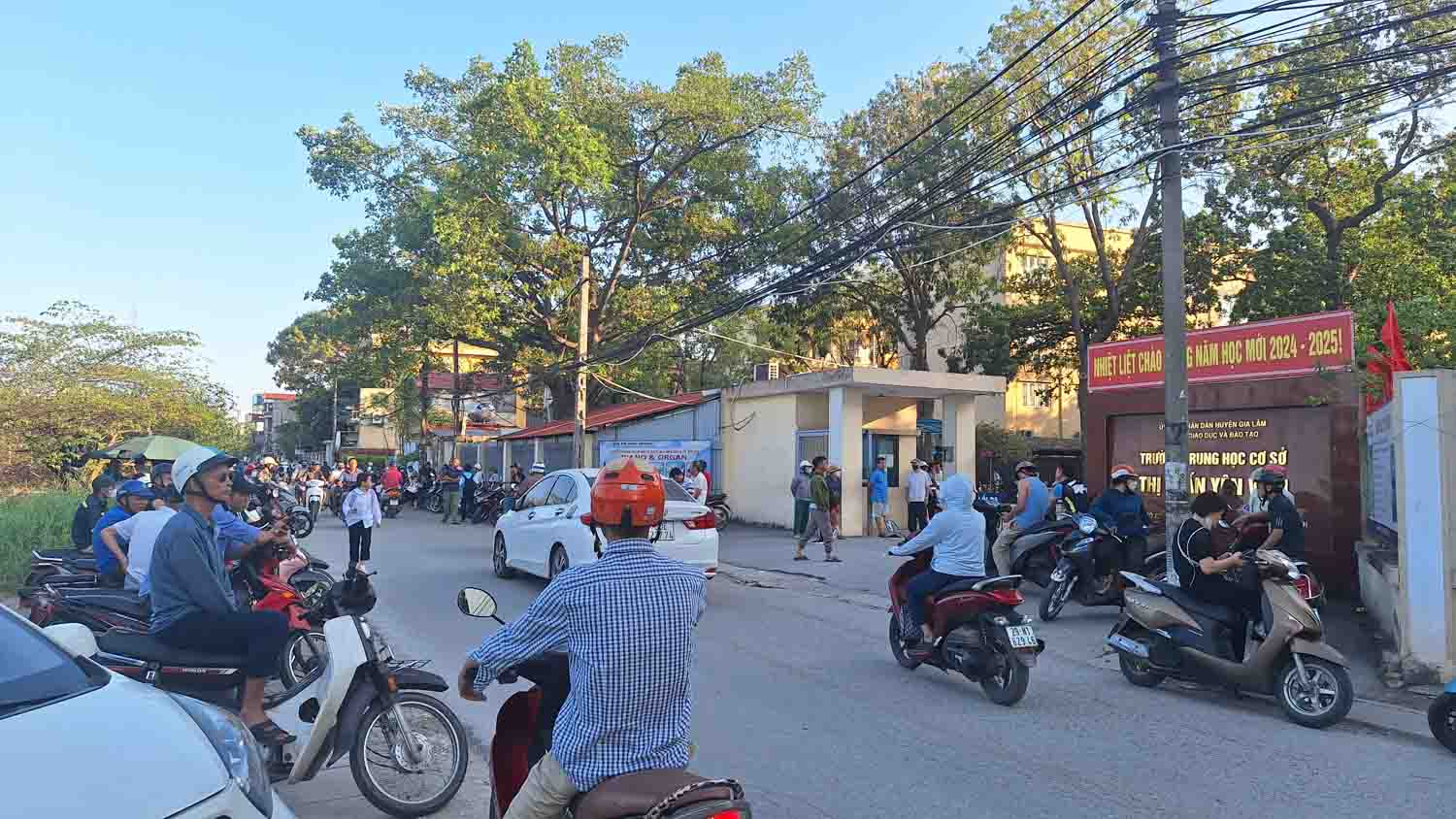 Thời điểm tan trường rất đông phụ huynh đi đón con tại đây. Ảnh: Đền Phú