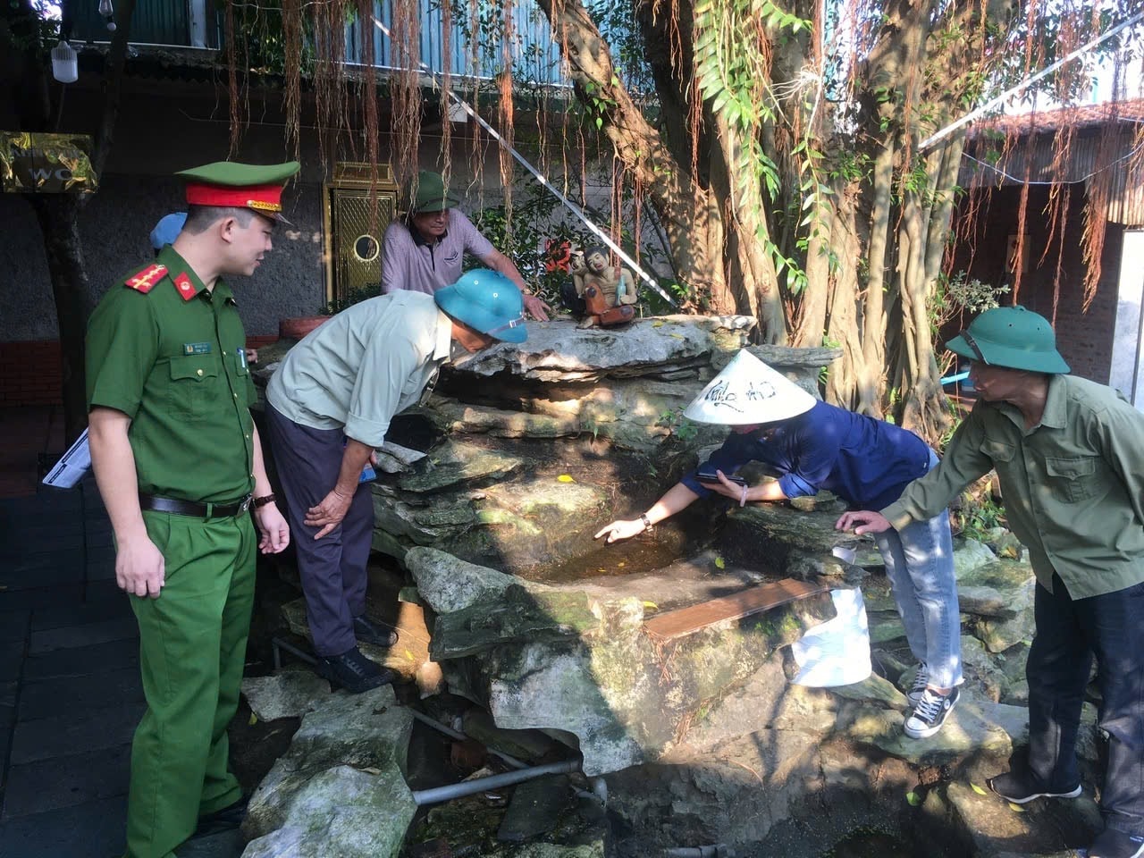 Lực lượng chức năng và người dân trên địa bàn phường Việt Hưng, quận Long Biên tổng vệ sinh môi trường, phòng chống dịch bệnh sau cơn bão số 3. Ảnh: Xuân Lộc