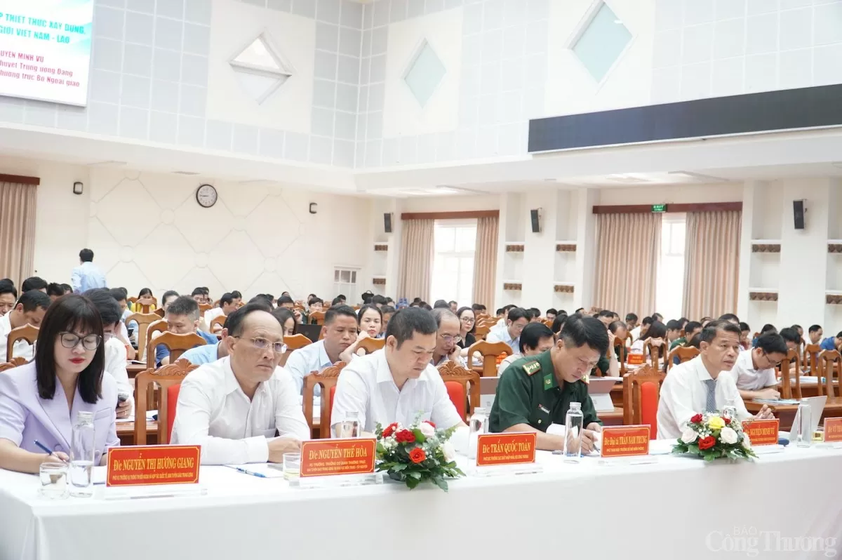 Các đại biểu tham dự Hội nghị tuyên truyền về công tác quản lý biên giới trên đất liền Việt Nam – Lào Các đại biểu tham dự Hội nghị tuyên truyền về công tác quản lý biên giới trên đất liền Việt Nam – Lào