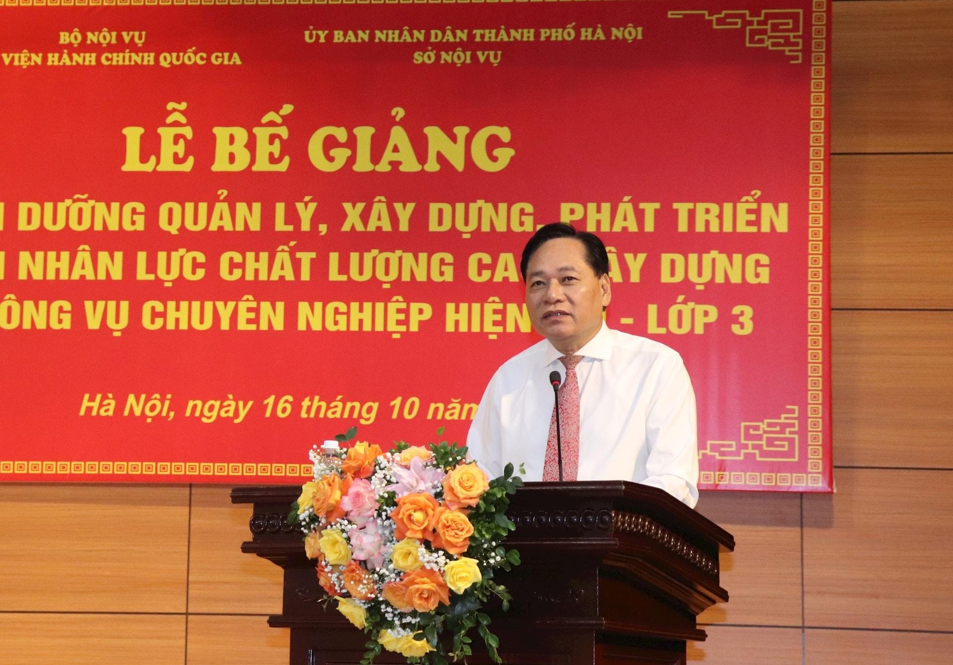 Phó Giám đốc Sở Nội vụ Hà Nội Đinh Mạnh Hùng phát biểu tại lễ bế giảng. Ảnh: Hiền Thu.