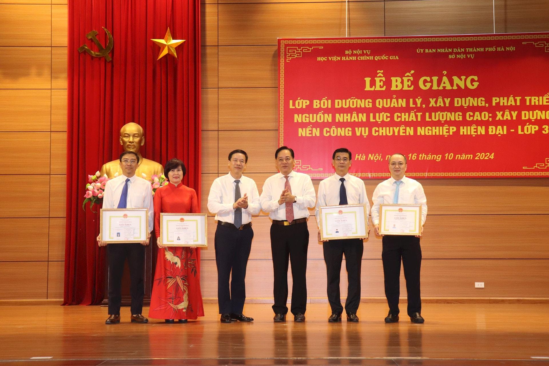 Các học viên đạt thành tích cao nhận giấy khen. Ảnh: Hiền Thu.