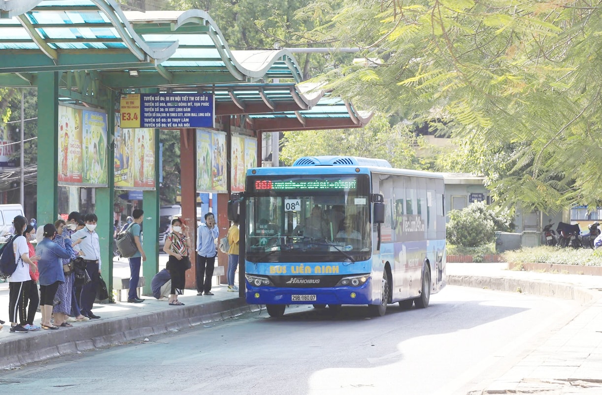 hanh-khach-cho-xe-buyt-tai-.jpg