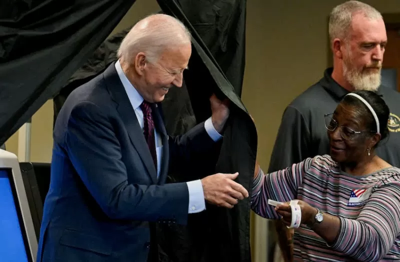 Ông Joe Biden bước ra khỏi khu vực bỏ phiếu kín sau khi hoàn thành thủ tục. Ảnh: The New York Times