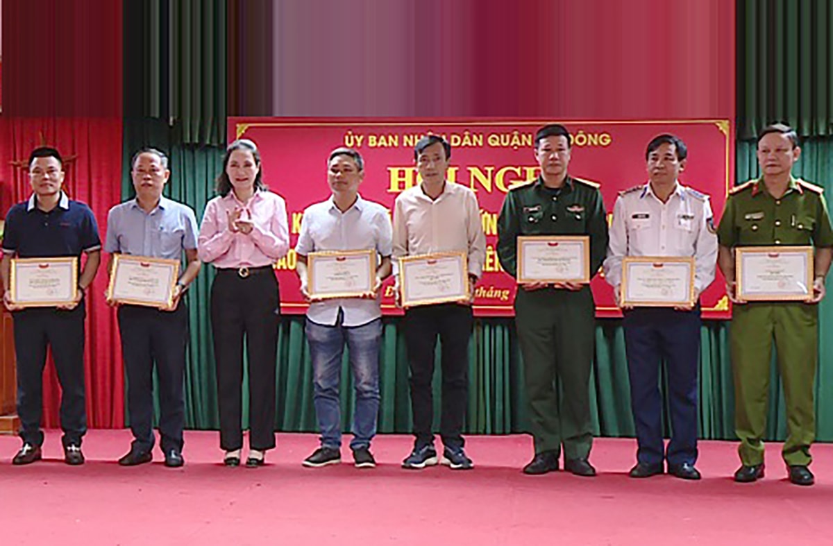 quan-ha-dong-trao-giay-khen-tang-cac-tap-the-lam-tot-cong-tac-khac-phuc-hau-qua-cua-bao-so-3.(1).jpg