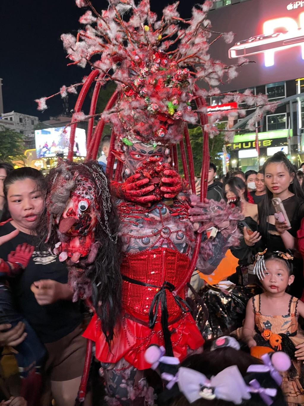 Tại phương Tây, lễ hội Halloween là dịp để người dân tri ân những người đã mất. Khi du nhập đến Việt Nam, Halloween trở thành một ngày hội đặc biệt, mang đến sự kỳ bí, rùng rợn và sức hấp dẫn khó tả. Trong ngày này, mọi người đua nhau hóa trang thành những nhân vật sinh động và cả rùng rợn như: Ma quỷ, phù thủy, nhân vật hoạt hình, siêu nhân... để ra đường