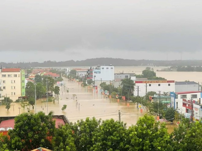 Hàng nghìn căn nhà tại huyện Lệ Thuỷ và huyện Quảng Ninh, tỉnh Quảng Bình ngập sâu trong nước sau những ngày mưa cực lớn vừa qua