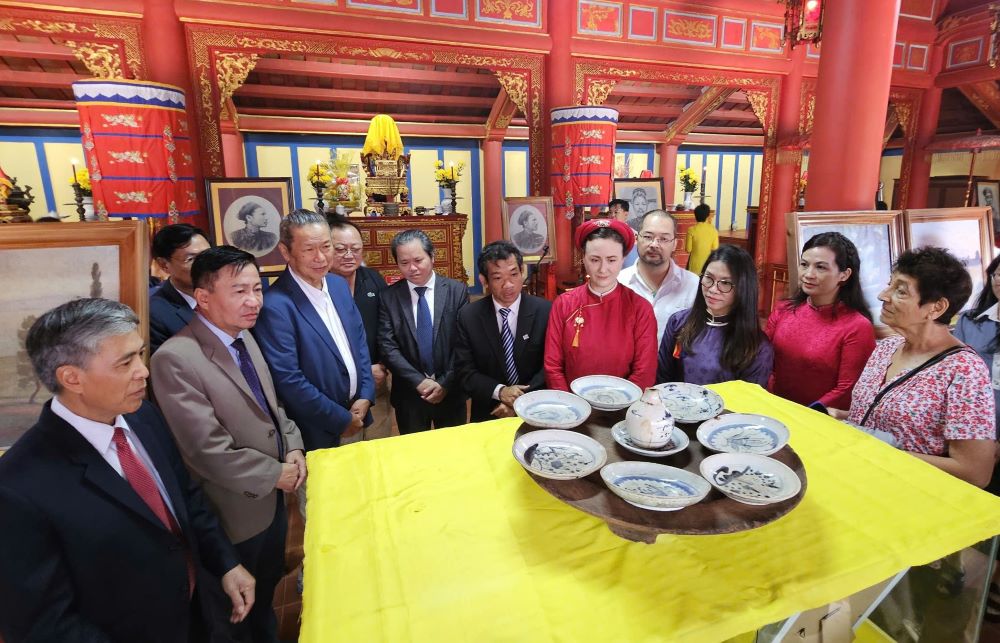 Các hiện vật được trưng bày tại đền thờ Vua Hàm Nghi. Ảnh: Hưng Thơ.