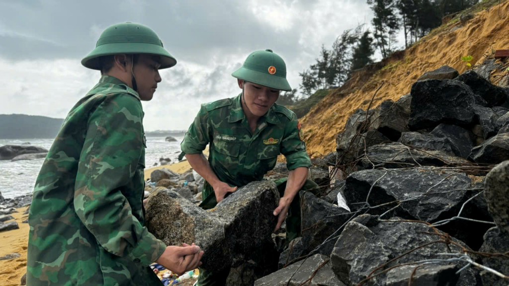 Báo động tình trạng sạt lở bờ biển Dung Quất