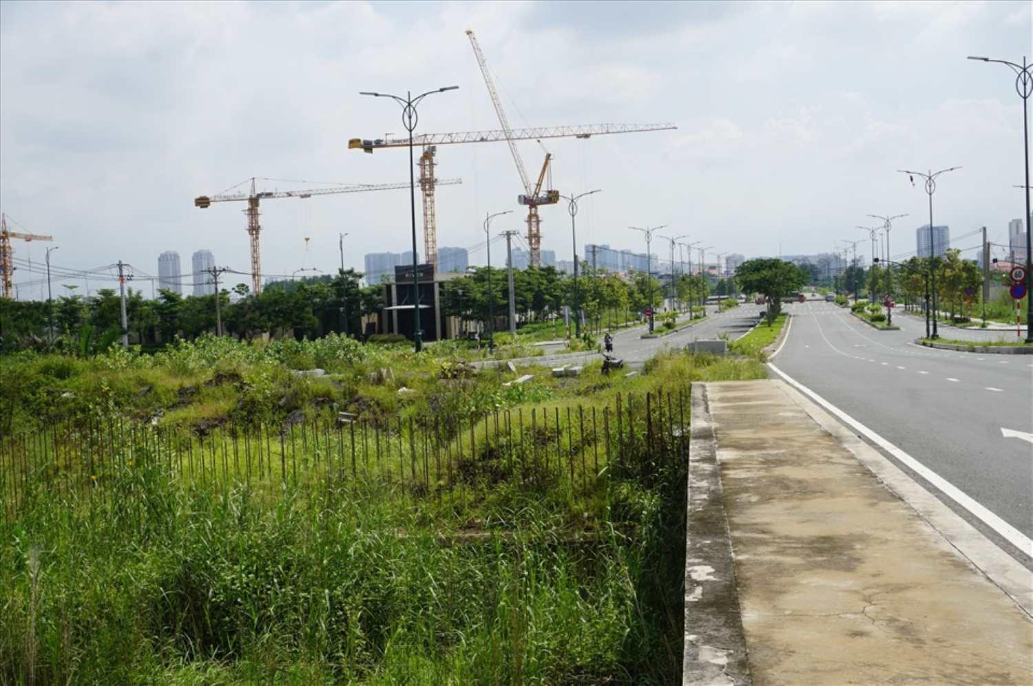 Một cây cầu trên đường Trần Bạch Đằng chưa hoàn thiện.  Ảnh: Minh Quân