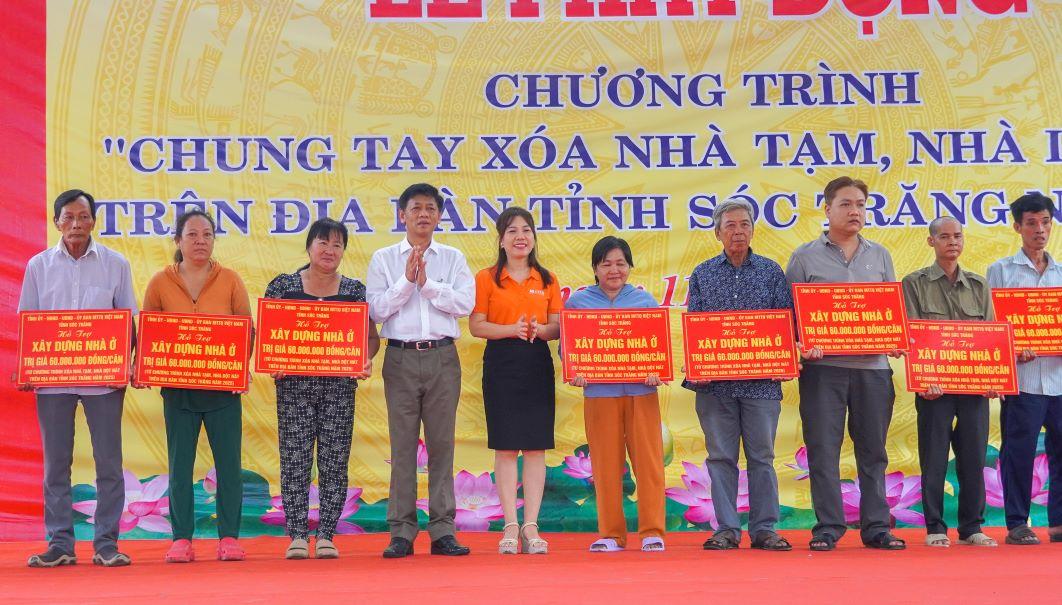 Ông Lâm Văn Mẫn - Ủy viên Trung ương Đảng, Bí thư Tỉnh ủy Sóc Trăng trao tặng nhà cho các hộ khó khăn về nhà ở trên địa bàn huyện Long Phú. Ảnh: Phương Anh